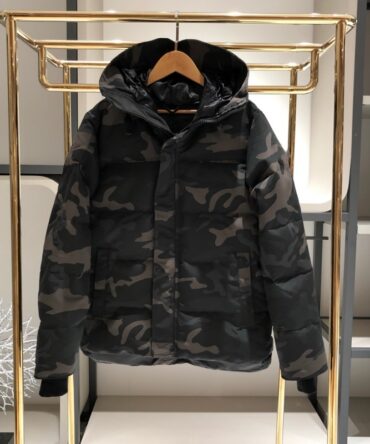 Classic warm and thickened down jacket